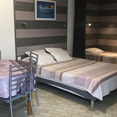 Studio Climatise A Hyeres: Plage, Wifi, Parking, Terrasse Et Proximite Port - Fr-1-335-199 Appartement *