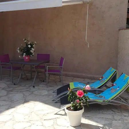 Appartement Studio Climatise A Hyeres: Plage, Wifi, Parking, Terrasse Et Proximite Port - Fr-1-335-199 Hyères