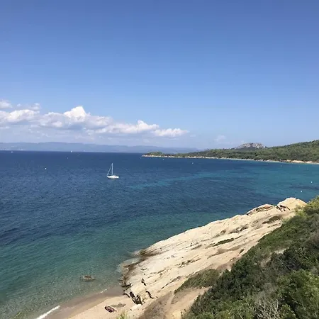 Studio Climatise A Hyeres: Plage, Wifi, Parking, Terrasse Et Proximite Port - Fr-1-335-199 * Hyeres