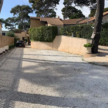 Studio Climatise A Hyeres: Plage, Wifi, Parking, Terrasse Et Proximite Port - Fr-1-335-199 * Hyeres
